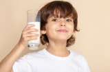 Trẻ uống sữa mãi vẫn không cao lên: Chuyên gia chỉ ra 3 loại sữa này càng uống càng 'lùn đi'