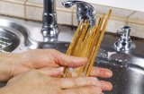 Rất nhiều gia đình đang rửa đũa theo 3 cách sai lầm, gây hại, mở đường cho bệnh tật tìm đến
