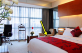Tại sao khách sạn nào cũng để tấm khăn trải ngang giường: 90% khách hàng không biết mà sử dụng