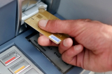 Đi rút tiền ở máy ATM gặp dấu hiệu này thì dừng phải lại ngay, coi chừng tiền 'không cánh mà bay'