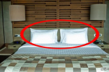 Vì sao khách sạn thường để 2 gối cho một giường đơn? Đừng tưởng trang trí, đây mới là lý do