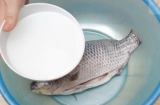 Rửa cá đừng dùng nước lã, cứ thêm thứ này đảm bảo sạch mùi tanh, thịt cá càng thêm đậm đà