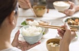 6 thói quen thường thấy khi ăn cơm gây hại cho sức khỏe, nhiều người dễ dàng thấy mình trong đó