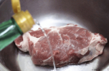 Rửa thịt lợn đừng dùng nước lã, ngâm vào thứ này thịt vừa mềm ngon vừa khử độc, hết mùi hôi tanh