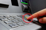 Cây ATM có 1 nút nhỏ: Ấn vào khi bị nuốt thẻ giúp bạn lấy lại dễ dàng, chẳng tốn thời gian chờ đợi