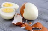 Luộc trứng dễ bị nứt vỏ và khó bóc, thêm 1 thứ này vào khi luộc quả nào cũng lành lặn không bị nát