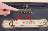 Khóa vali có 1 cơ chế đặc biệt, ấn vào đó để mở vali khi quên mật khẩu