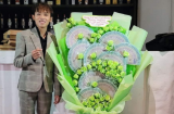 Hồ Văn Cường được fan hâm mộ tặng bó hoa tiền 120 triệu đồng