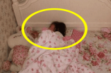Con gái 8 tuổi ngủ một mình nhưng luôn miệng nói chật chội quá, xem Camera mẹ khóc lớn