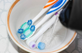 Bàn chải đánh răng cũng cần làm sạch, dùng xong đem ngâm vào thứ nước này vừa hết cặn bẩn vừa diệt khuẩn