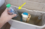 Lấy chai nhựa đặt vào bể nước của bồn cầu: Việc đơn giản mang lợi ích lớn, ai không biết thật là phí