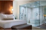 Hầu hết khách sạn nào cũng có phòng tắm kính 'trong veo' ở phòng ngủ: Các cặp đôi rất thích điều này, vì sao?