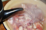 Thịt lợn trần qua nước sôi, tưởng sạch mà ngấm thêm chất bẩn: Làm như này mới là đúng nhất