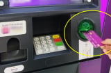 Bị nuốt thẻ ATM khi rút tiền: Làm ngay thao tác này để lấy lại thẻ, không bị trừ tiền oan