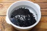 Dùng đậu đen lấy nước làm đẹp có cần ngâm hạt không, ngâm có bị mất chất không?