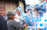 Hồ Ngọc Hà nhận 'cơn mưa' lời khen khi đội mưa làm từ thiện