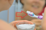 Nhúng kem đánh răng vào nước trước khi đánh răng có đúng không? 90% làm sai mà không biết