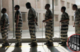Vì sao quần áo tù nhân thường mang họa tiết sọc trắng đen? Hóa ra rất nhiều người không biết lý do