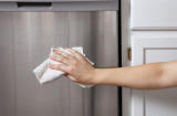 Lau tủ lạnh đừng chỉ dùng nước lã: Hòa thứ này vào tủ hết sạch mùi hôi, sạch tinh như mới