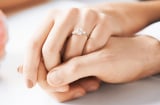Nhẫn cưới luôn được đeo ở ngón áp út bàn tay trái, đeo tay phải thì sao?