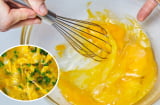 Rán trứng đừng chỉ cho mắm muối, hành lá: Thêm thứ này trứng bông xốp, vàng ươm, không tanh