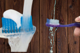 Làm ướt bàn chải mới cho kem đánh răng hay ngược lại? Đánh răng hàng ngày nhưng nhiều người làm sai hại răng miệng