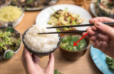 Thói quen ăn cơm chan canh cực hại cho sức khỏe nhưng lại là thói quen của nhiều người Việt
