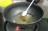 Đầu bếp kinh nghiệm thường hay thả thứ bột này vào chảo dầu, công dụng bất ngờ, học ngay kẻo phí