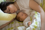 Cho trẻ ngủ với mẹ hay ngủ riêng từ bé sẽ tốt hơn? 2 đứa trẻ có điểm khác biệt rõ ràng