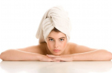 Ủ tóc bằng khăn nóng đơn giản, tiết kiệm chi phí giúp mái tóc hư tổn của bạn trở lại trạng thái khỏe mạnh