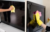 Lau tivi bằng giấy ăn hay nước lã là sai lầm, dùng thứ này mới sạch bụi, không xước màn hình