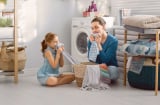 Tại sao quần áo giặt ở nhà không thơm như ở tiệm? Làm ngay cách này thơm hơn nhiều, lại tự nhiên an toàn