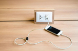 Sạc pin thì cắm sạc vào ổ điện trước hay điện thoại trước? Tưởng đơn giản hóa ra nhiều người làm sai hại pin