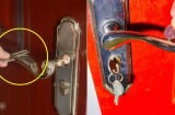 Tác dụng của việc chạm chìa khóa vào tay nắm cửa trước khi mở, nhà nào cũng nên biết