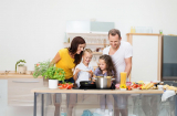 Rủ con vào bếp có 8 lợi ích bất ngờ cho gia đình hạnh phúc, con cái trưởng thành thành công hơn