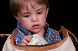 Phụ huynh cần làm gì khi phát hiện con mình trộm tiền?