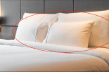 Vì sao giường khách sạn luôn đặt 4 chiếc gối? Tưởng để trang trí hoá ra đây mới là công dụng thực sự