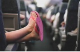 Vì sao không nên đi dép xỏ ngón khi di chuyển bằng máy bay? Tưởng thoải mái hoá ra gây hại sức khoẻ