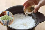 Nấu cơm đừng chỉ đổ nước lã: Có 1 thứ giúp hạt căng mềm, gấp đôi dinh dưỡng