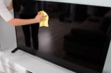 Lau màn hình TV tuyệt đối không được dùng giấy ăn, lấy thứ này lau vừa sạch bẩn vừa ngăn bám bụi