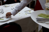 Vì sao nhân viên trong nhà hàng buffet liên tục dọn đĩa ăn? Lý do khiến nhiều người ngã ngửa