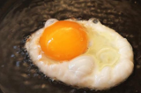 Chiên trứng ốp la nên đập trứng lúc 'dầu nóng' hay 'dầu lạnh'? Làm sai bảo sao trứng kém ngon