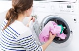 Vì sao nên giặt quần áo mới mua trước khi mang đi mặc? Tưởng không cần hoá ra cần không tưởng