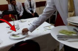 Vì sao nhân viên trong nhà hàng buffet liên tục dọn đĩa ăn dù khách chưa gọi món mới?