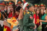 Hòa Minzy ghi điểm với hành động dành cho cựu chiến binh tai lễ diễu binh ở Điện Biên