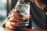 Uống nước đá giải nhiệt: Cẩn thận kẻo rước bệnh vào thân