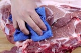 Người bán thịt lợn lấy khăn lau thịt, thực chất để làm gì?