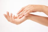 5 thói quen xấu khiến da tay ngày càng khô ráp, lão hóa nhanh