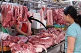 Tại sao người bán thịt ở chợ treo thịt bò lên cao còn thịt lợn để dưới bàn thấp?