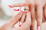Ai cũng đeo nhẫn cưới ở ngón áp út bàn tay trái, đeo tay phải thì sao?